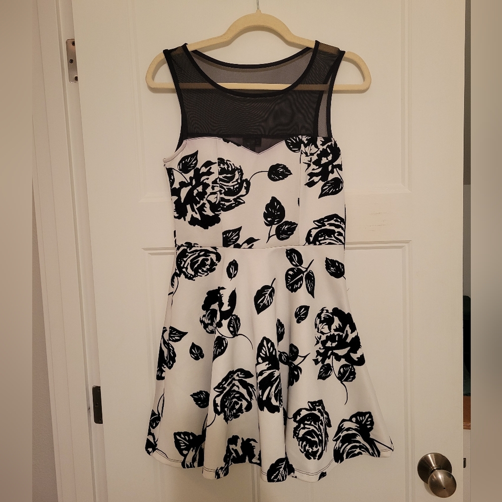 Trixxi Black and White Floral Mesh Detail Sleeveless Dress Size Small